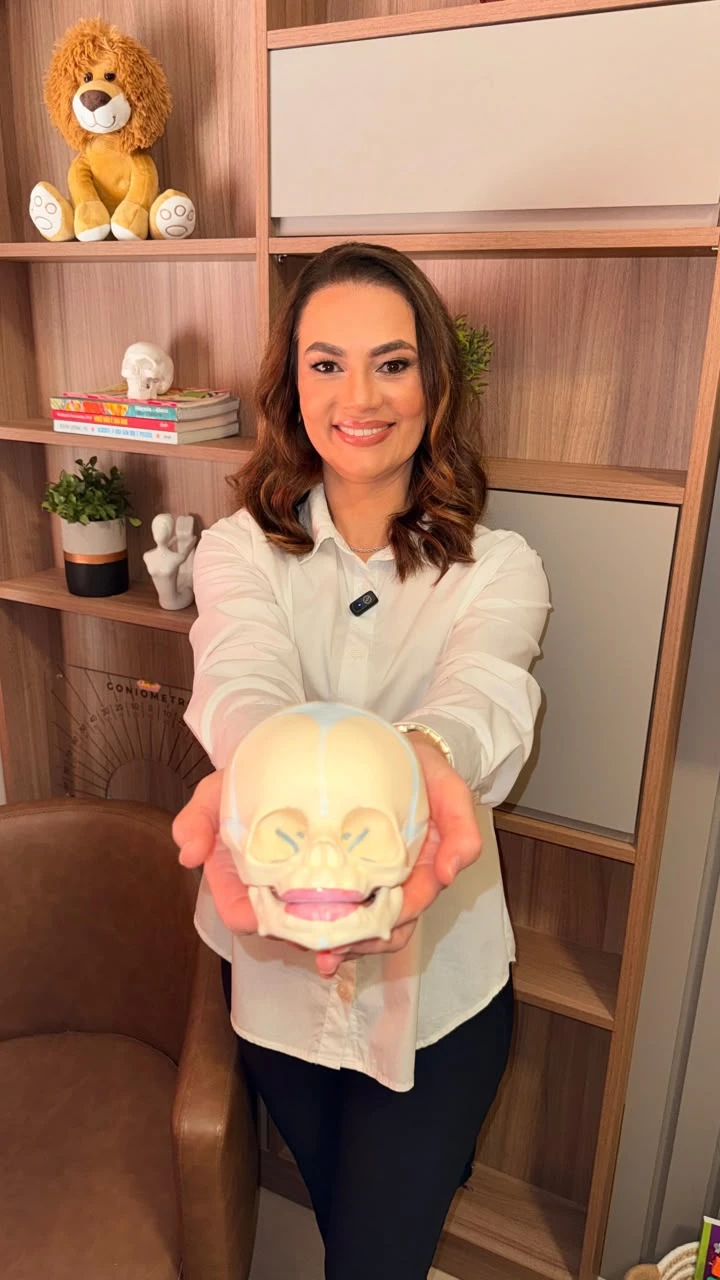 Dra. Renata Helena com modelo de crânio
